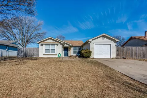 1415 Colonnade Dr, Arlington, TX 76018