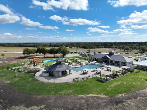 1241 Highland Ct, Oak Leaf, TX 75154