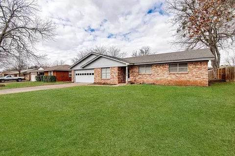 Exterior - 1108 Davis St, Cleburne, TX 76033 photo 2 of 4