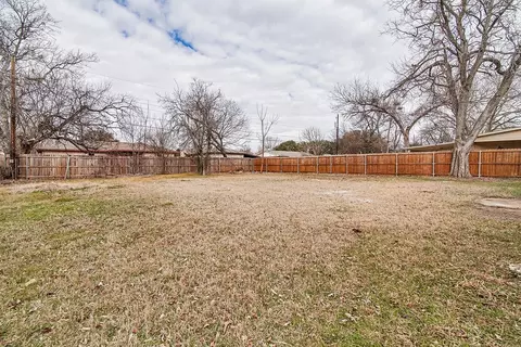 Exterior - 1108 Davis St, Cleburne, TX 76033 photo 3 of 4