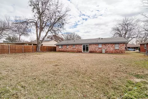 Exterior - 1108 Davis St, Cleburne, TX 76033 photo 4 of 4