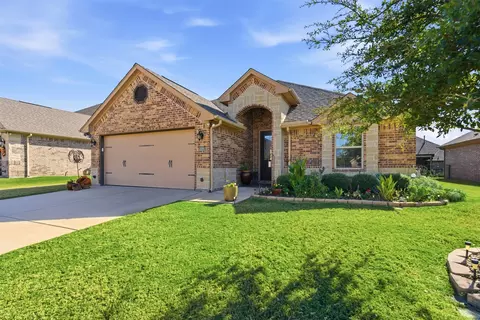 2038 Clive Dr, Granbury, TX 76048