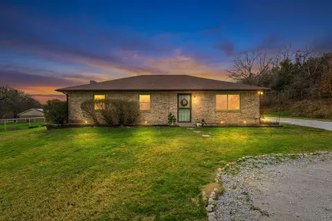 301 Calhoun Bnd, Azle, TX 76020