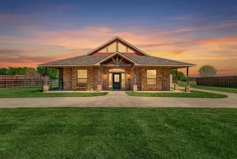 611 Mohawk Dr, Tioga, TX 76271