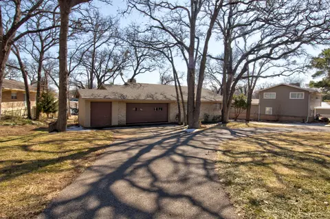 207 Kiowa Dr W, Lake Kiowa, TX 76240