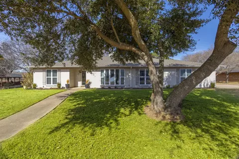 409 Country Club Dr, Joshua, TX 76058