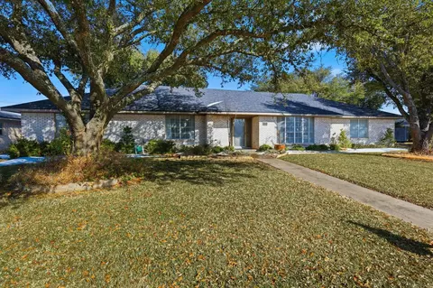 300 Red River Dr, Whitesboro, TX 76273