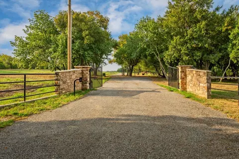 1015 Waters Edge Dr, Denison, TX 75020