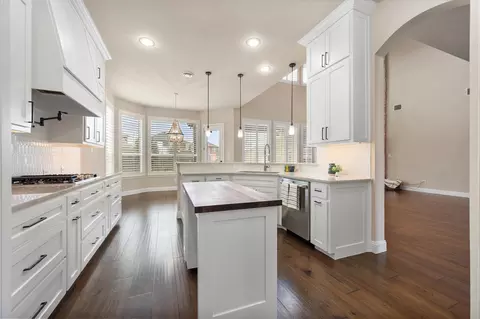 925 Sandy Hl, Burleson, TX 76028