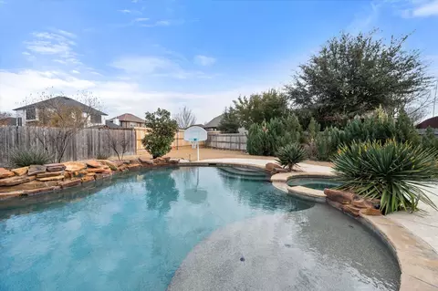 925 Sandy Hl, Burleson, TX 76028