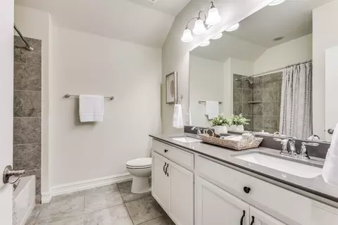 Bath - 413 Yellowstone Dr, Celina, TX 75009 photo 1 of 3
