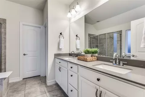 Bath - 413 Yellowstone Dr, Celina, TX 75009 photo 2 of 3