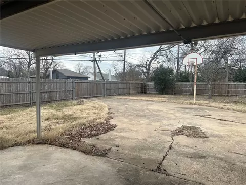Exterior - 3204 N 31st St, Waco, TX 76708 photo 2 of 4