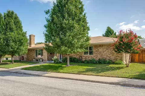 901 E Greenwood Ave, Bowie, TX 76230