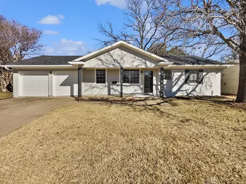 821 E Mission St, Crowley, TX 76036