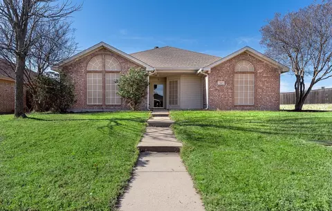 737 Summercrest Blvd, Burleson, TX 76028
