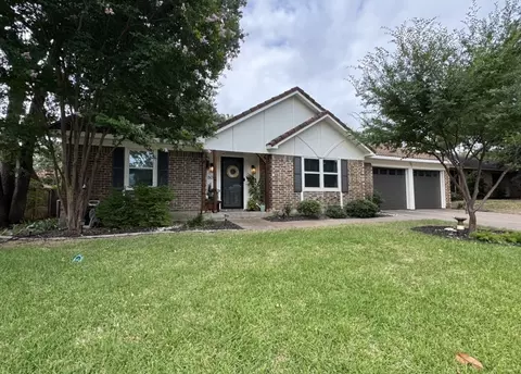 604 Robinhood Ln, Bedford, TX 76021