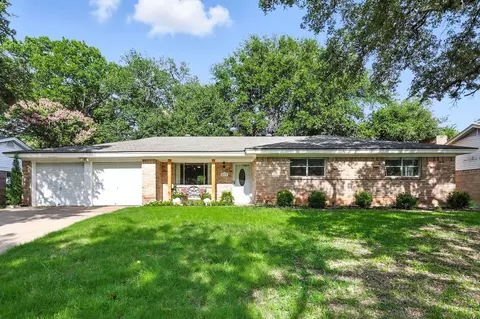 212 Glenn Dr, Hurst, TX 76053