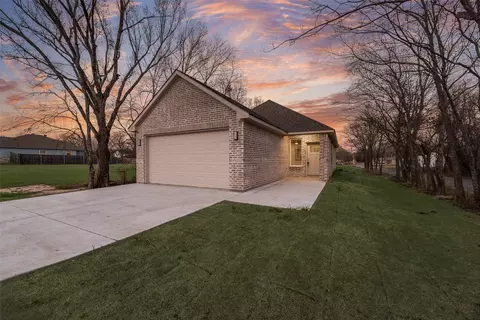 1227 Rosemary St, Greenville, TX 75401