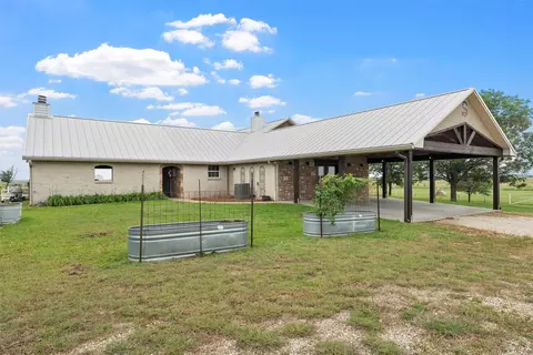 Exterior - 3057 Holy Rd, Abbott, TX 76621 photo 4 of 9