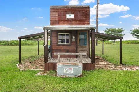 Exterior - 3057 Holy Rd, Abbott, TX 76621 photo 6 of 9