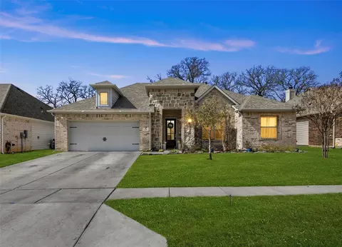137 Gardenia Dr, Azle, TX 76020