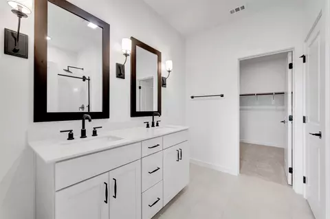 Bath - 2133 Maple Ridge Dr, Van Alstyne, TX 75495 photo 1 of 4