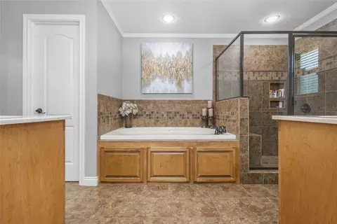 Bath - 10 Weatherby Dr, Hooks, TX 75561 photo 1 of 2