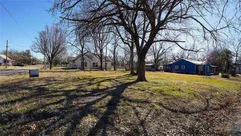 410 E 6th St, Bonham, TX 75418
