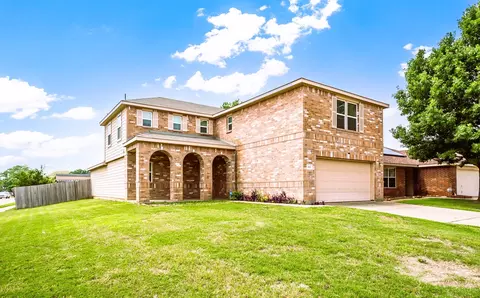 1801 Lynnwood Hills Dr, Fort Worth, TX 76112
