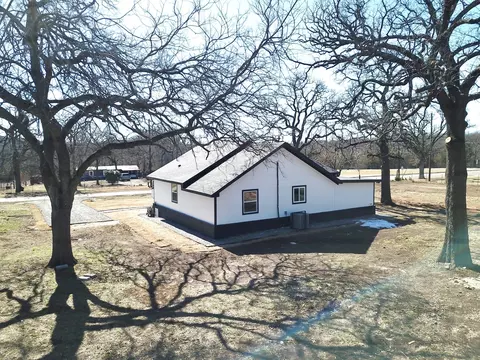Exterior - 909 E Sears St, Denison, TX 75021 photo 7 of 7