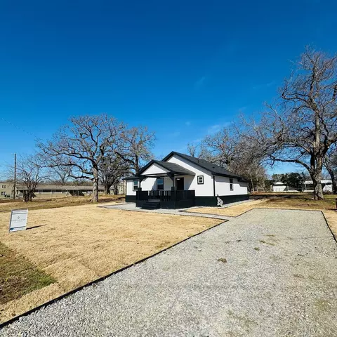 Exterior - 909 E Sears St, Denison, TX 75021 photo 4 of 7