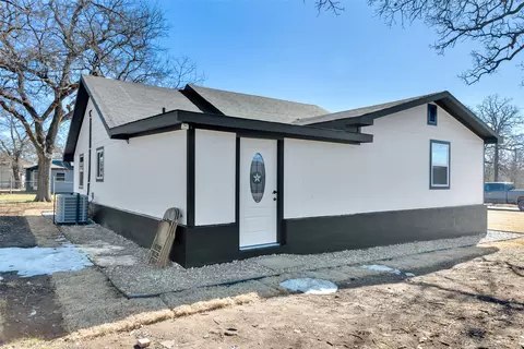 Exterior - 909 E Sears St, Denison, TX 75021 photo 5 of 7