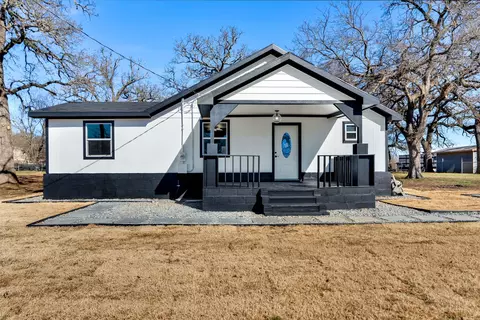 909 E Sears St, Denison, TX 75021