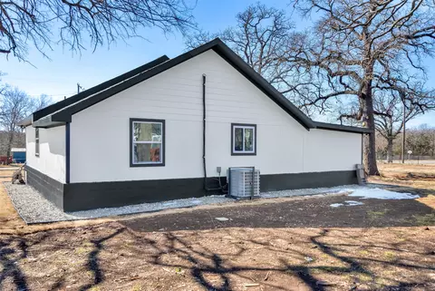 Exterior - 909 E Sears St, Denison, TX 75021 photo 6 of 7
