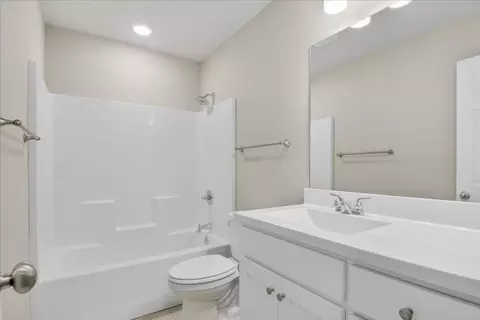 Bath - 2508 Yoder Ln, Waco, TX 76706 photo 4 of 4