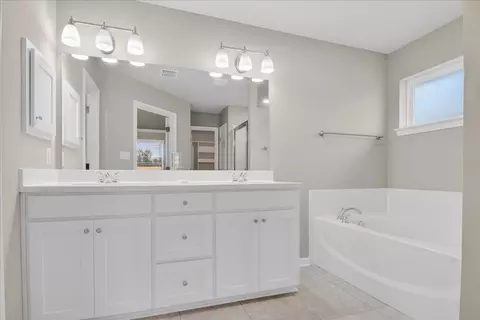 Bath - 2508 Yoder Ln, Waco, TX 76706 photo 2 of 4