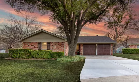521 Val Oaks Ct, Hurst, TX 76053