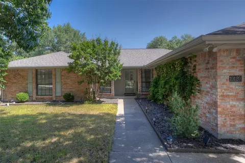 10120 Regent Row St, Benbrook, TX 76126