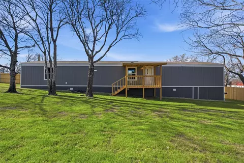 618 E 6th St #A, Blum, TX 76627