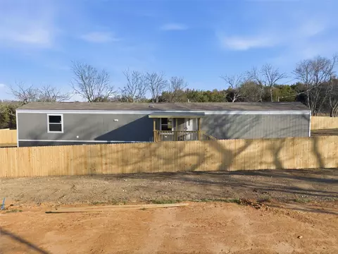 618 E 6th St #B, Blum, TX 76627