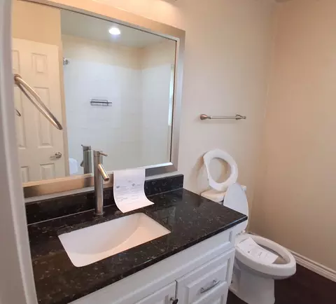 Bath - 2512 Monroe St, Commerce, TX 75428 photo 3 of 4