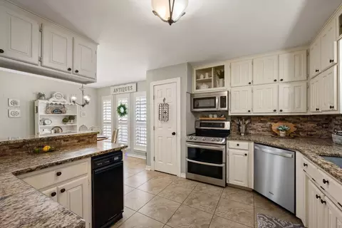 Kitchen - 3229 David Dr, Hurst, TX 76054 photo 5 of 5
