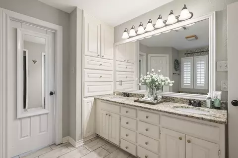 Bath - 3229 David Dr, Hurst, TX 76054 photo 5 of 8