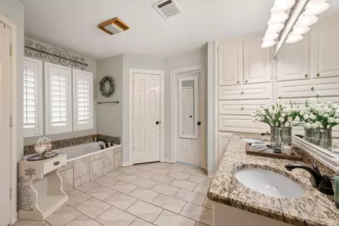 Bath - 3229 David Dr, Hurst, TX 76054 photo 2 of 8