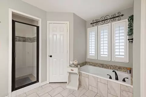 Bath - 3229 David Dr, Hurst, TX 76054 photo 4 of 8