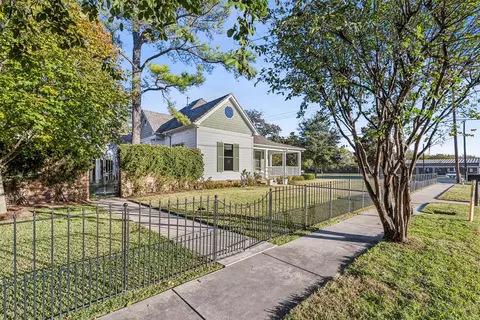 907 S Robinson St, Cleburne, TX 76031