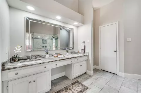 Bath - 3808 E Runge Ct E, Irving, TX 75038 photo 2 of 5