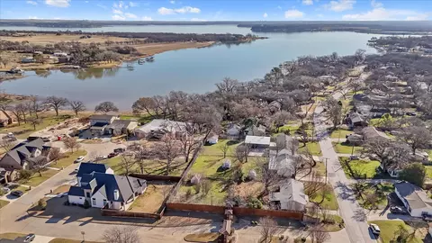 209 Familia Ct, Azle, TX 76020
