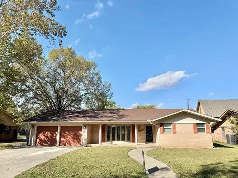 1905 Bridle Ln, Gainesville, TX 76240